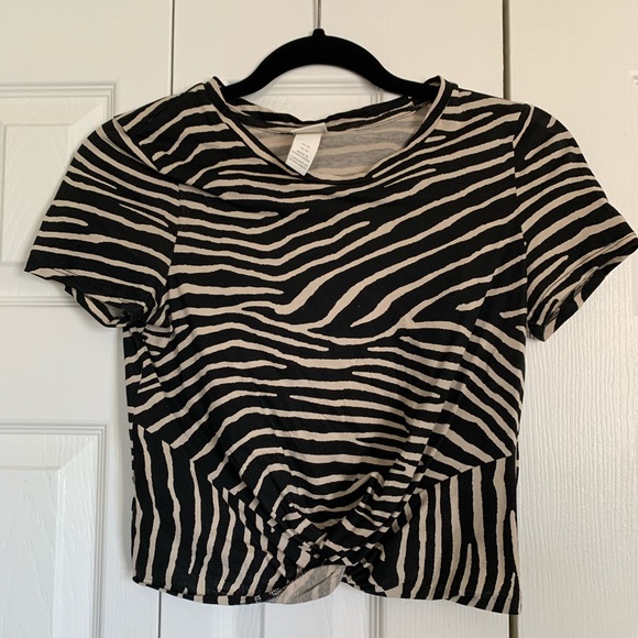 SOLD❗️🌻 Zebra patterned crop top - Picture 2 of 4